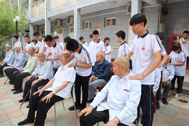 河东少儿推拿学校学生在光荣院为老人推拿