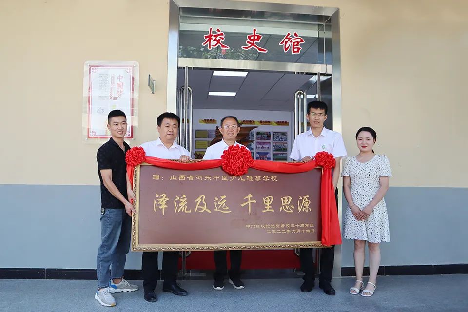 优秀学子赠牌匾 感恩母校培育情(图2)