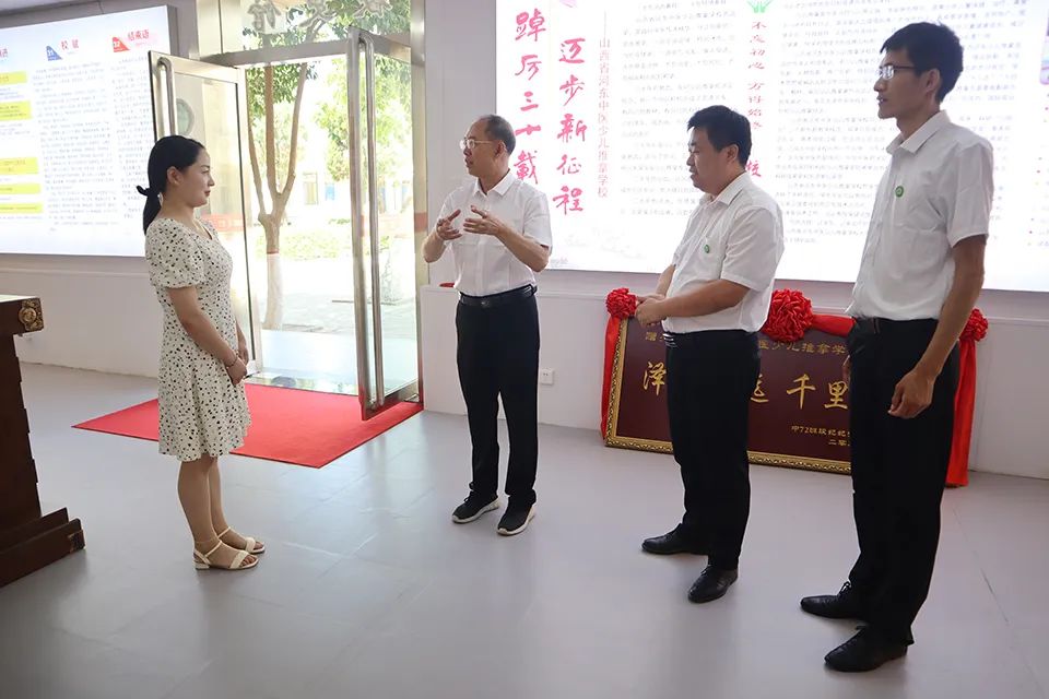 优秀学子赠牌匾 感恩母校培育情(图3)