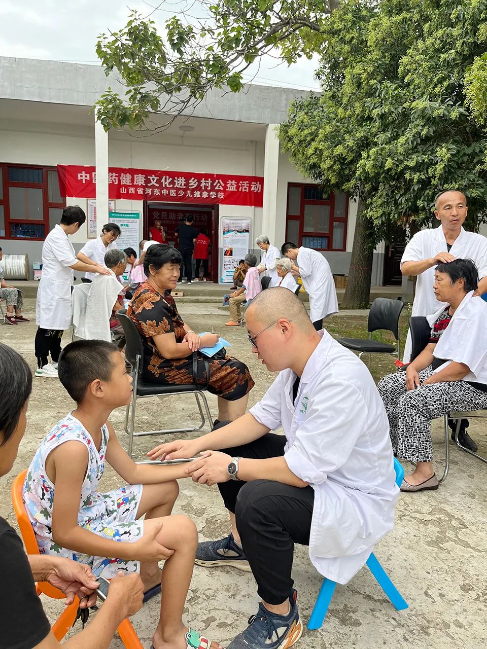 敬佑生命 恪守医德——我校附属医院举办第五届医师节座谈会暨下乡义诊活动(图3)
