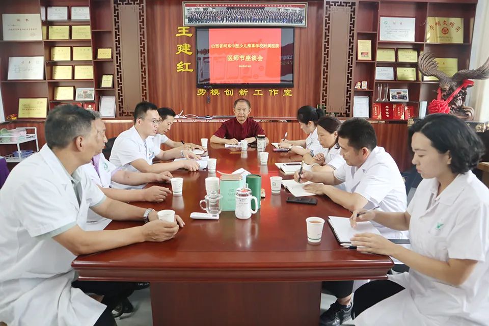 敬佑生命 恪守医德——我校附属医院举办第五届医师节座谈会暨下乡义诊活动(图6)