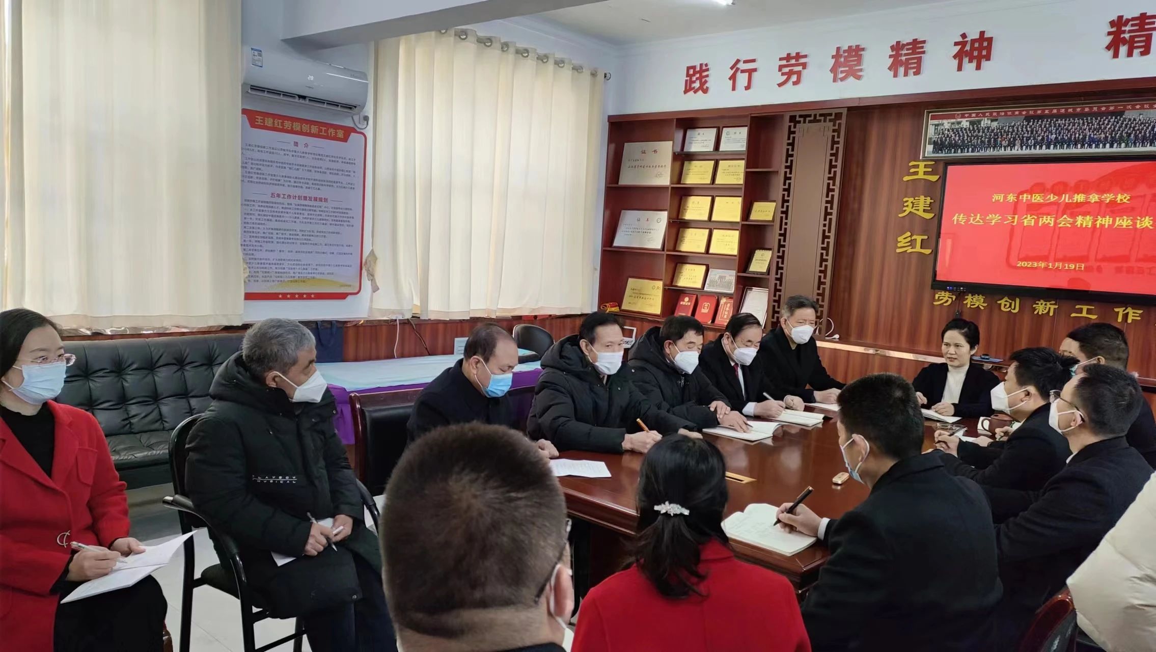 听两会声音|省人大代表王建红“两会”后立即返回工作岗位向我校教职工传达学习贯彻大会精神(图3)