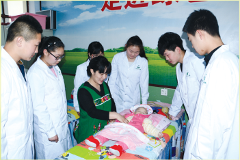 王建红业务校长临床带教学生学习少儿推拿(图1)