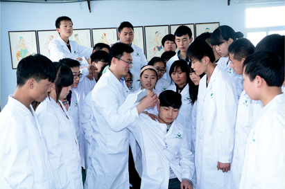 师晓乐副院长临床带教学生学习手法(图1)